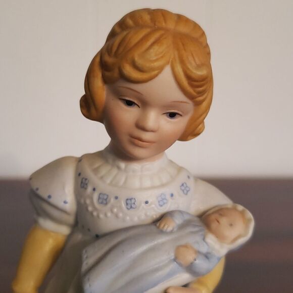 Vintage Avon Porcelain Figurine "A Mother's Love" - Picture 5 of 8